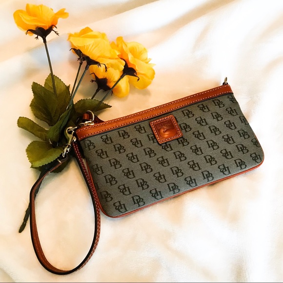 Dooney & Bourke Handbags - Dooney & Bourke Ivy wristlet